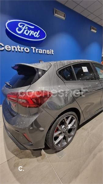 Gris / plata Usado 2025 Ford Focus ST Berlina | 31.600 € (Precio justo) - Imagen 1/3