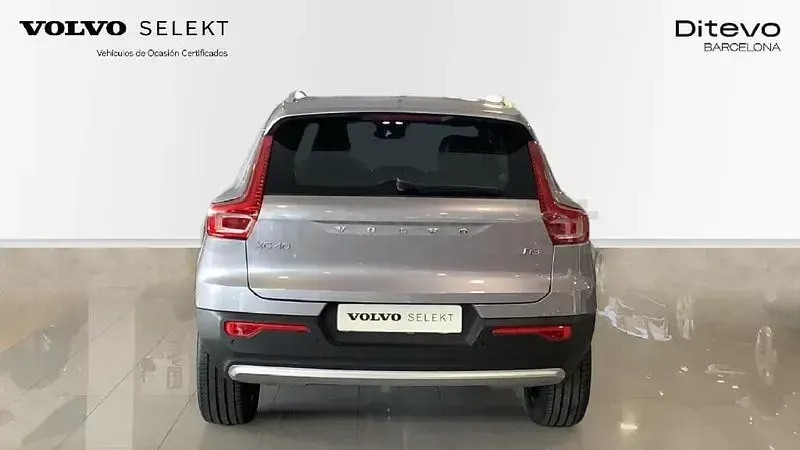 Usado Volvo XC40 Plus 163 CV (119 kW) 2024 Gris / plata SUV