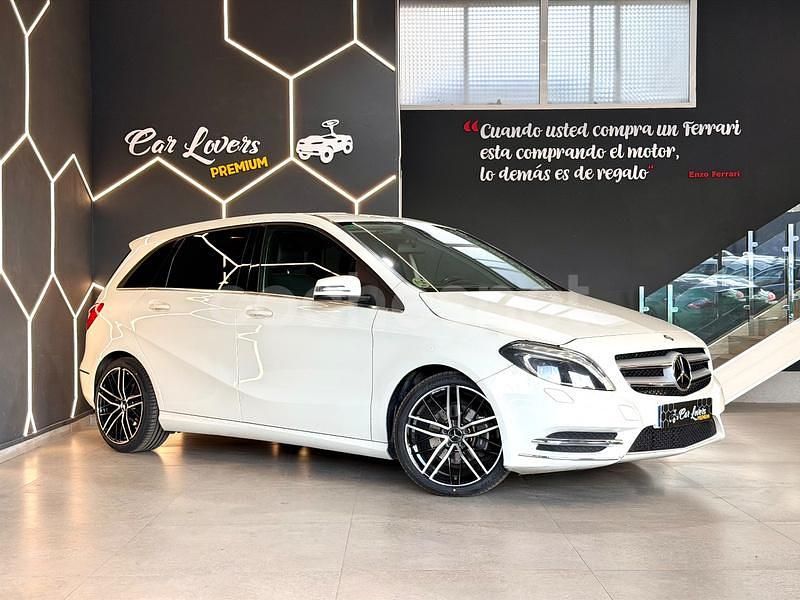 Usado Mercedes B180 AMG line 109 CV (80 kW) 2014 Blanco Monovolumen