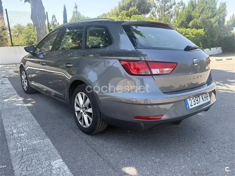 Usado Seat Leon ST Style 110 CV (80 kW) 2018 Gris / plata Familiar