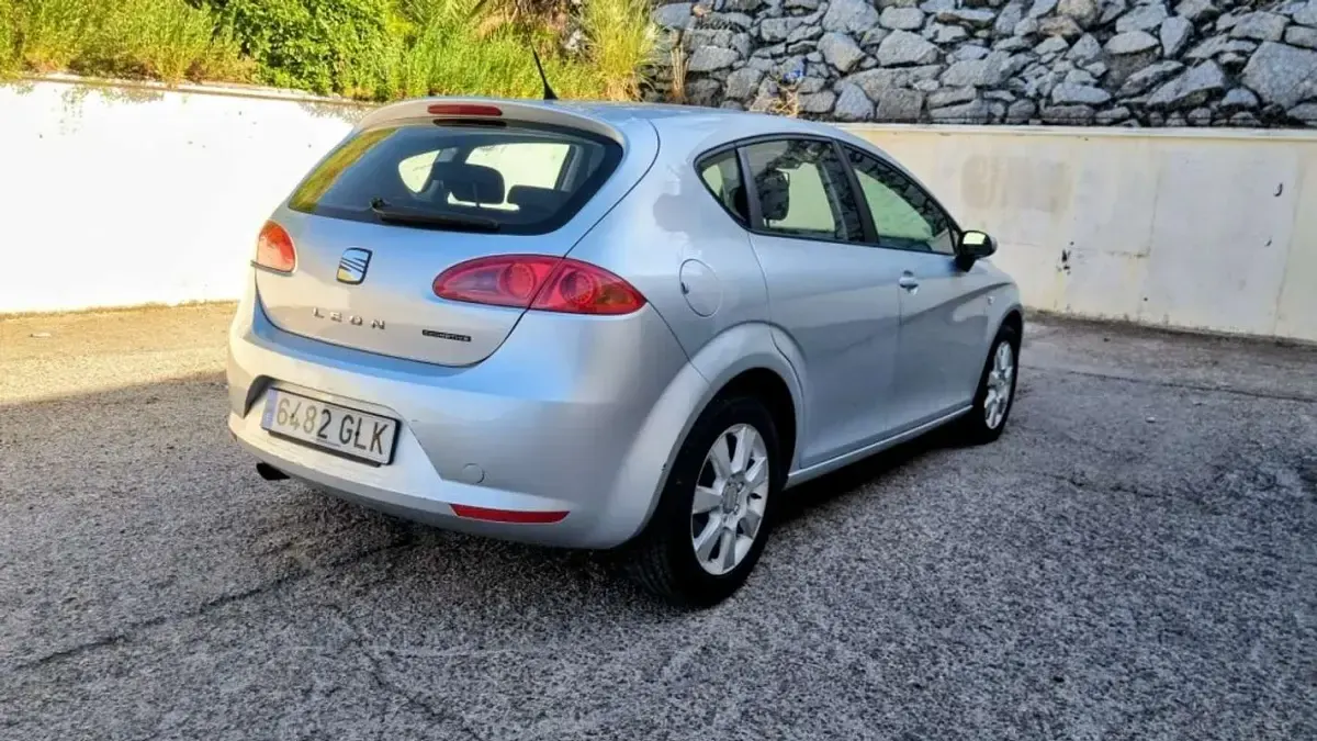 Usado Seat Leon Style 105 CV (77 kW) 2010 Gris / plata Utilitario