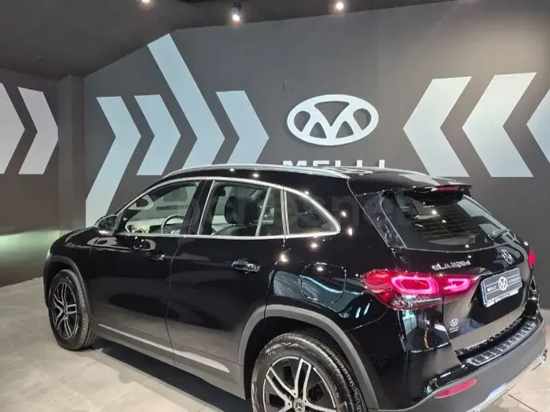 Usado Mercedes GLA220 190 CV (139 kW) 2023 Negro SUV