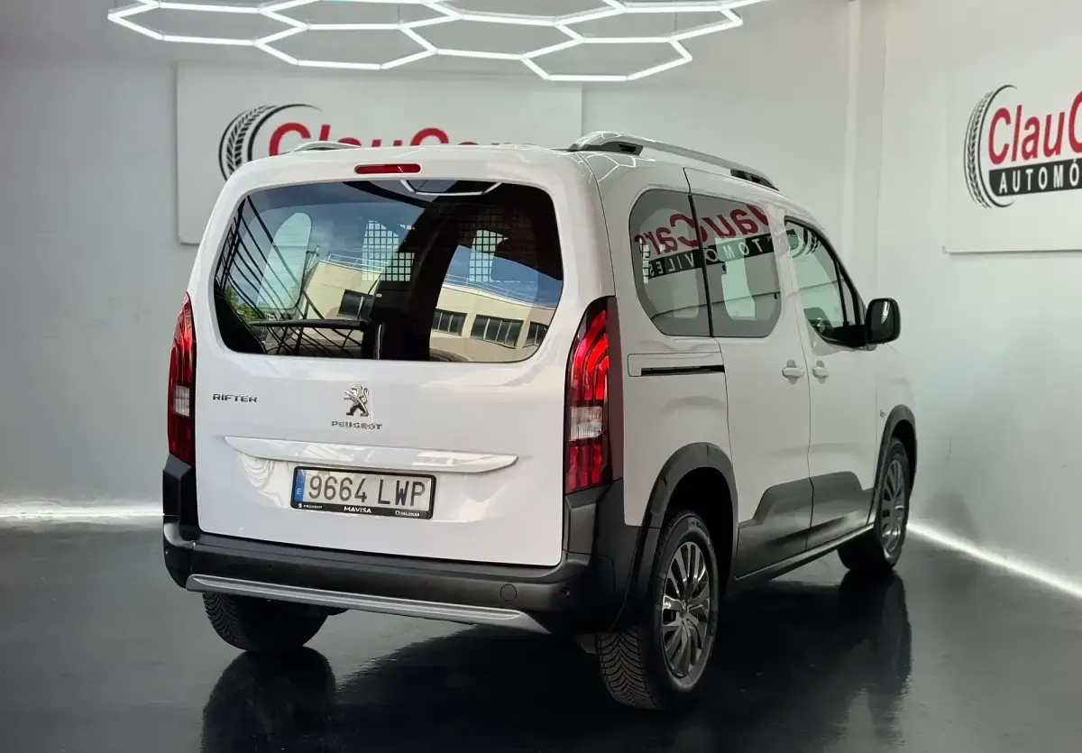 Usado Peugeot Rifter Allure 100 CV (73 kW) 2022 Blanco Monovolumen