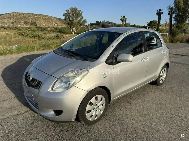 Usado Toyota Yaris 90 CV (66 kW) 2007 Gris / plata Utilitario