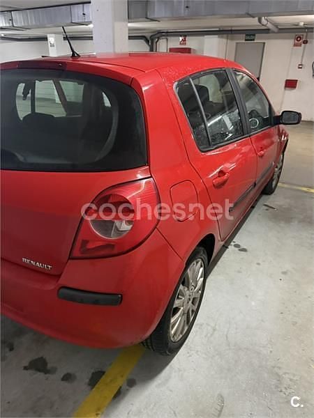 Usado Renault Clio II Dynamique 110 CV (80 kW) 2006 Rojo Berlina