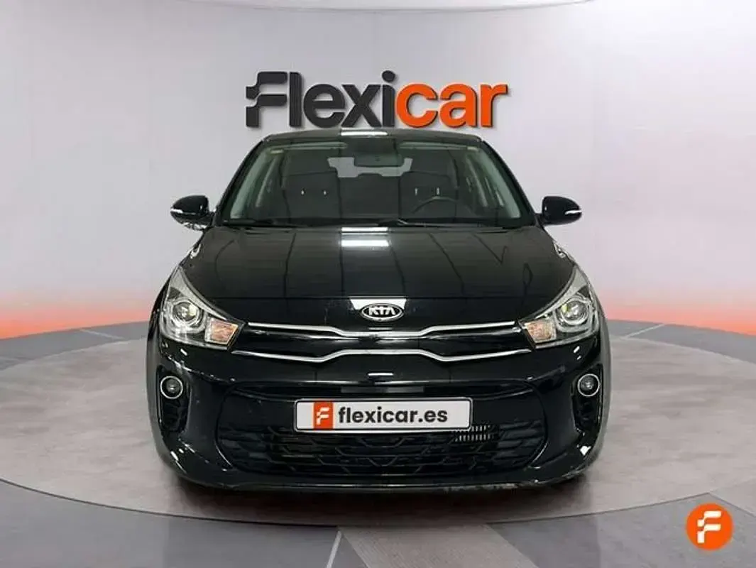 Usado Kia Rio 101 CV (74 kW) 2018 Negro Berlina