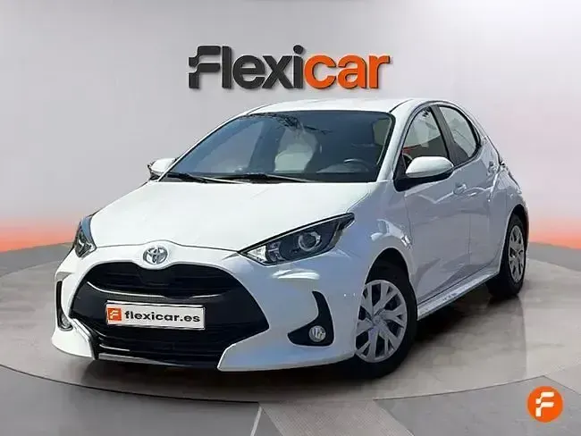 Usado Toyota Yaris 72 CV (52 kW) 2023 Blanco Utilitario