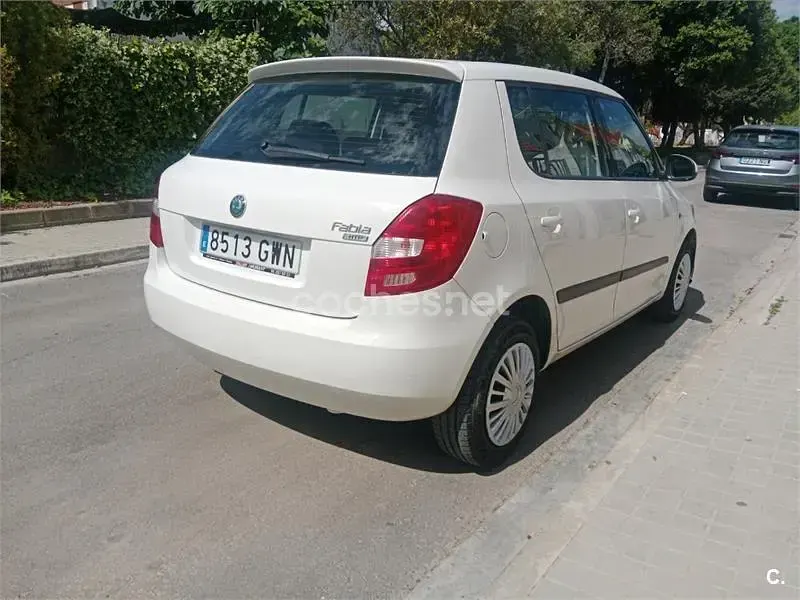 Usado Skoda Fabia Active 60 CV (44 kW) 2010 Blanco Berlina