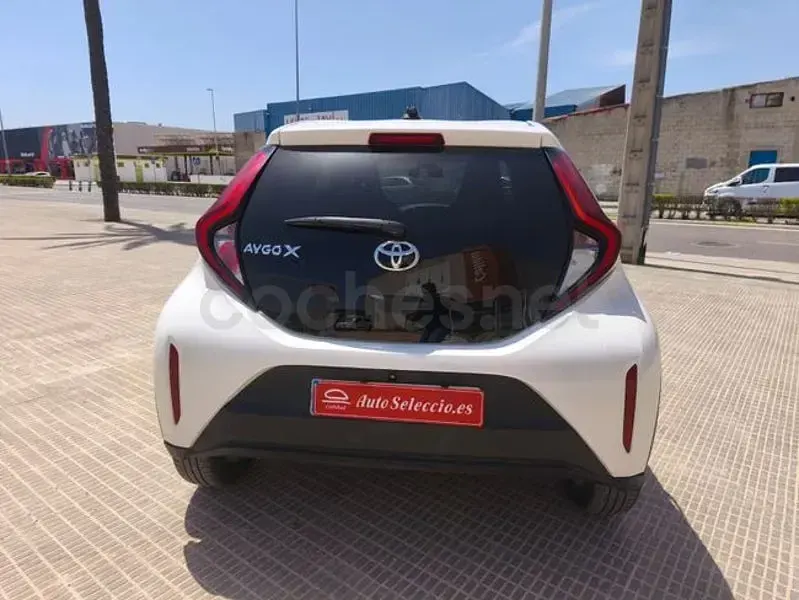 Usado Toyota Aygo X Play 72 CV (52 kW) 2024 Blanco SUV