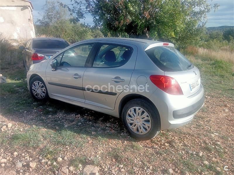 Usado Peugeot 207 70 CV (51 kW) 2008 Gris / plata Berlina