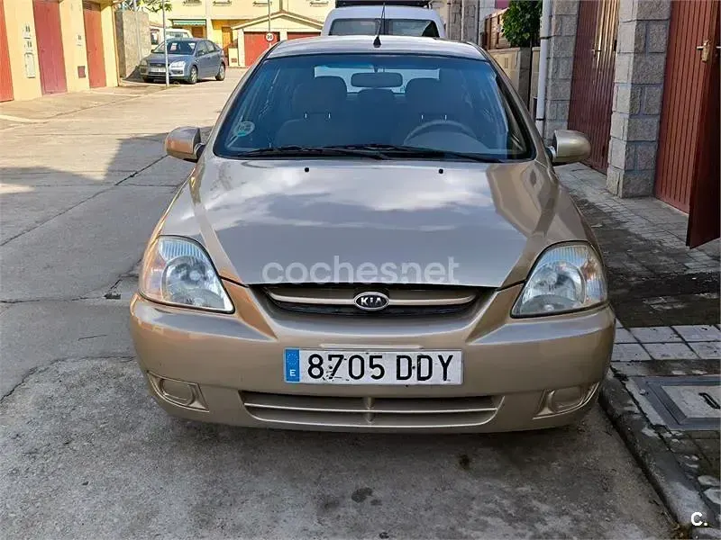 Usado Kia Rio 81 CV (59 kW) 2004 Beige Berlina