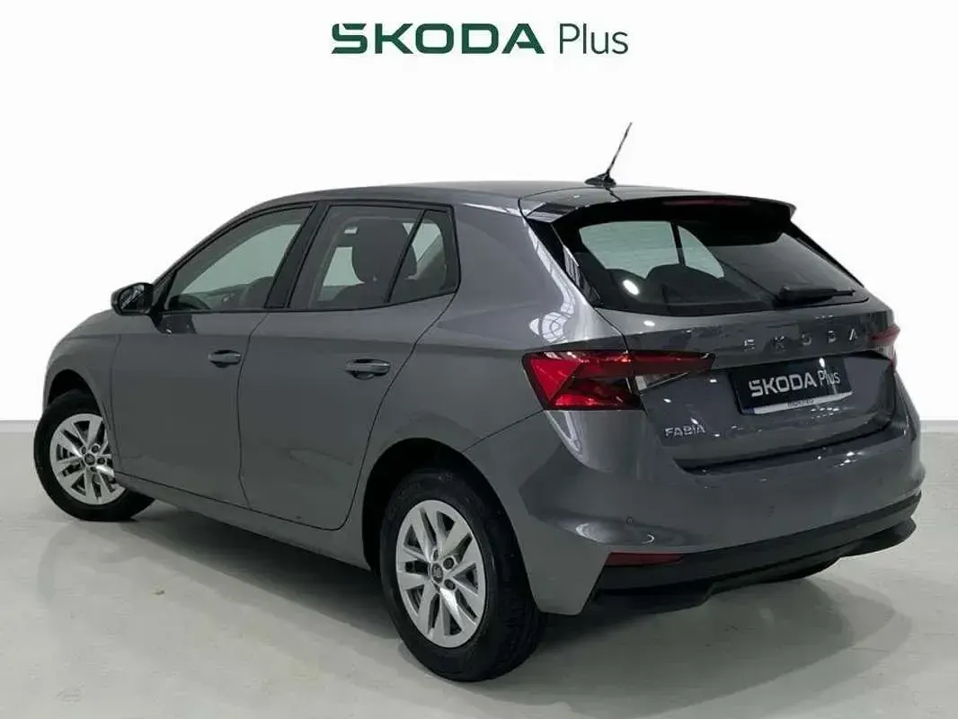 Usado Skoda Fabia 95 CV (69 kW) 2026 Gris Utilitario