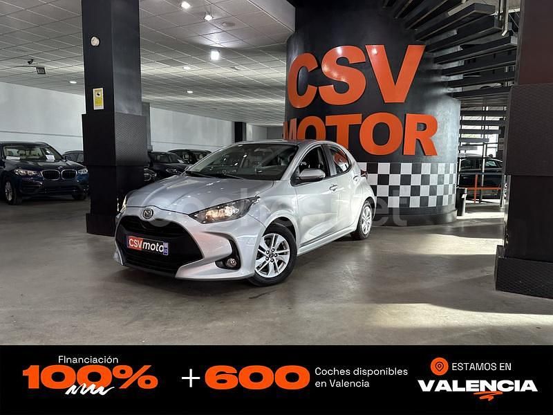 Gris / plata Usado 2023 Toyota Yaris Hybrid Active Berlina | 16.250 € (Super precio) - Imagen 1/4