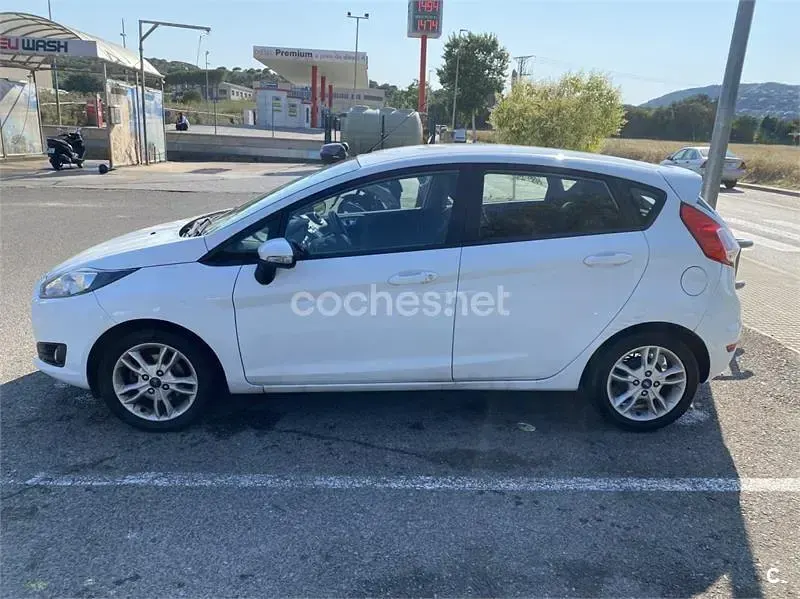 Usado Ford Fiesta Trend 95 CV (69 kW) 2016 Blanco Utilitario
