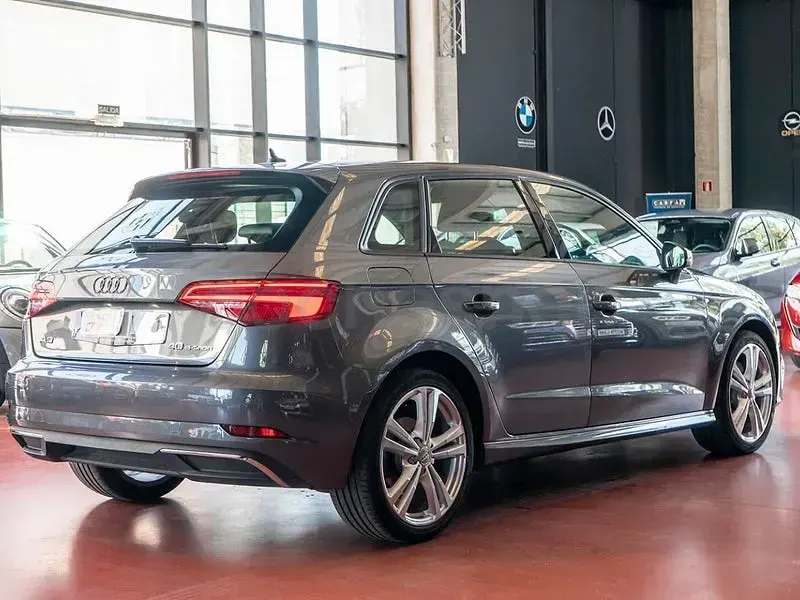 Usado Audi e-tron S-Line 204 CV (150 kW) 2020 Gris / plata SUV