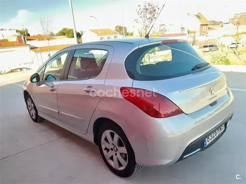 Usado Peugeot 308 Active 120 HP (88 kW) 2012 Cinzento Sedan