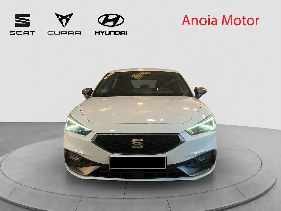 Usado Seat Leon FR 116 CV (85 kW) 2025 Blanco Berlina