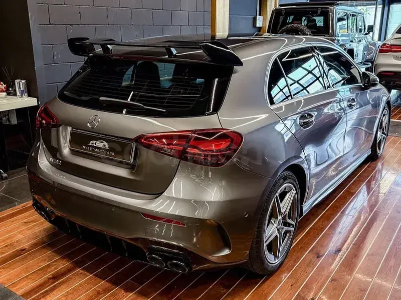 Usado Mercedes A180 136 CV (100 kW) 2024 Gris / plata Berlina
