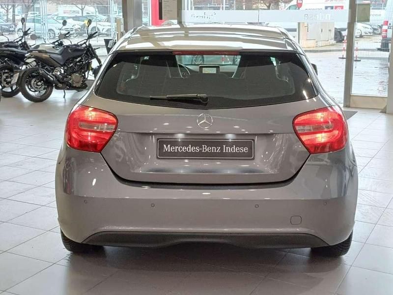 Usado Mercedes A180 Urban 122 CV (89 kW) 2014 Gris Utilitario