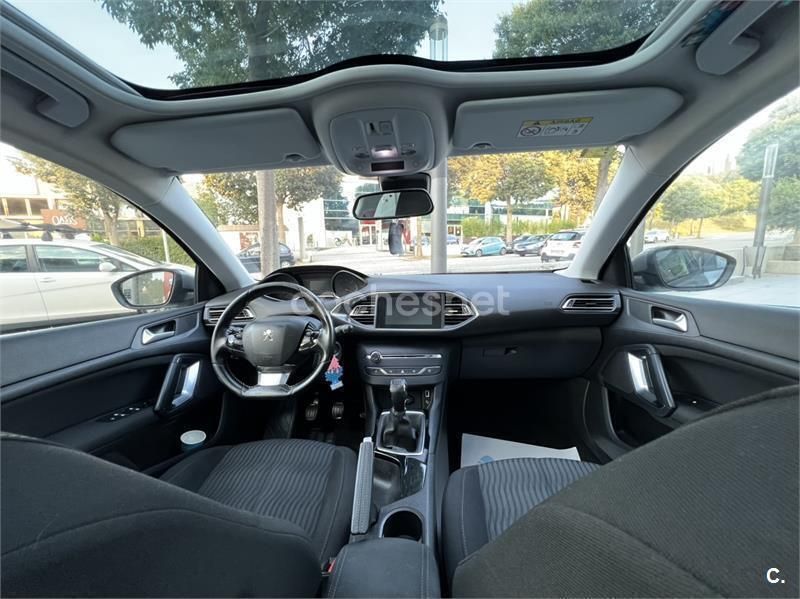 Usado Peugeot 308 Access 100 CV (73 kW) 2016 Gris / plata Berlina