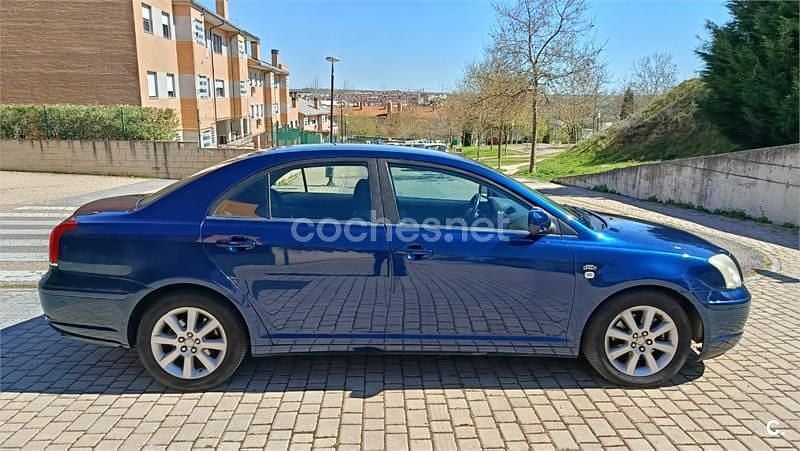 Usado Toyota Avensis Sol 116 CV (85 kW) 2005 Azul Berlina