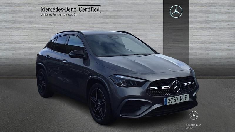 Usado Mercedes GLA200 AMG line 150 CV (110 kW) 2025 Gris montaña SUV