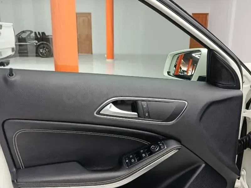 Usado Mercedes A180 AMG 109 CV (80 kW) 2013 Blanco Utilitario