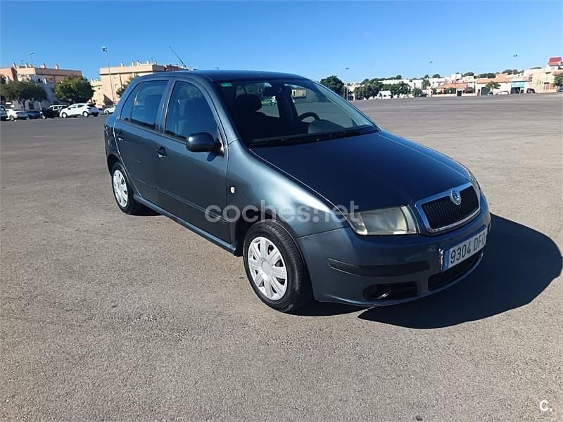 Gris / plata Usado 2004 Skoda Fabia Classic Berlina | 3499 € (Precio justo) - Imagen 1/4