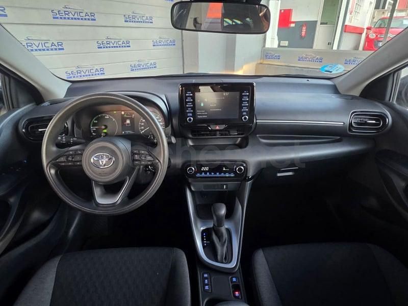 Usado Toyota Yaris Hybrid Active 116 CV (85 kW) 2022 Negro Berlina