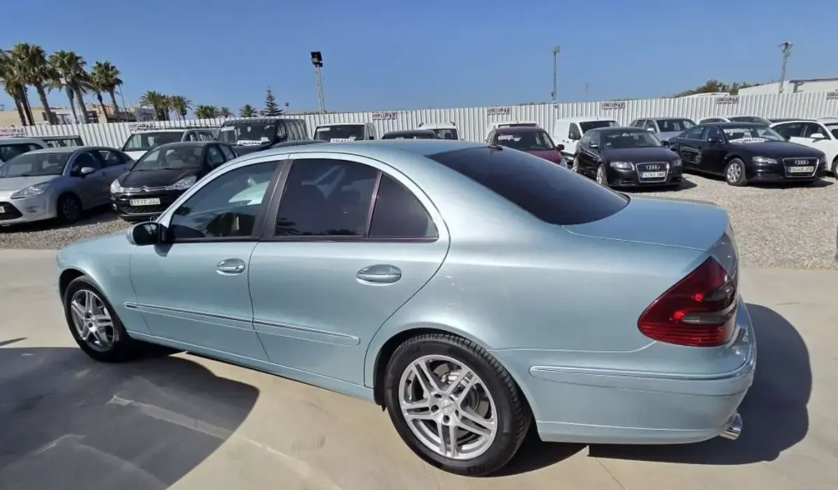 Usado Mercedes E320 Elegance 224 CV (164 kW) 2008 Plateado Berlina