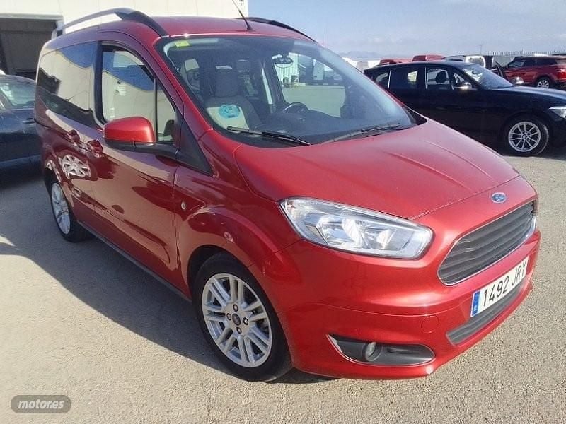 Usado Ford Tourneo Courier Titanium 100 CV (73 kW) 2017 Rojo Monovolumen
