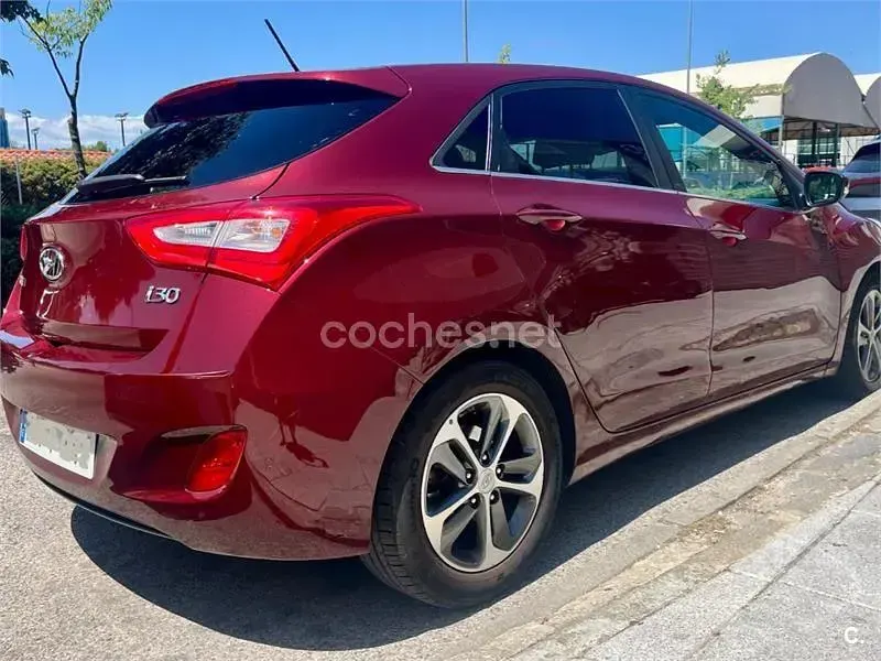 Usado Hyundai i30 GO! 100 CV (73 kW) 2016 Granate Berlina