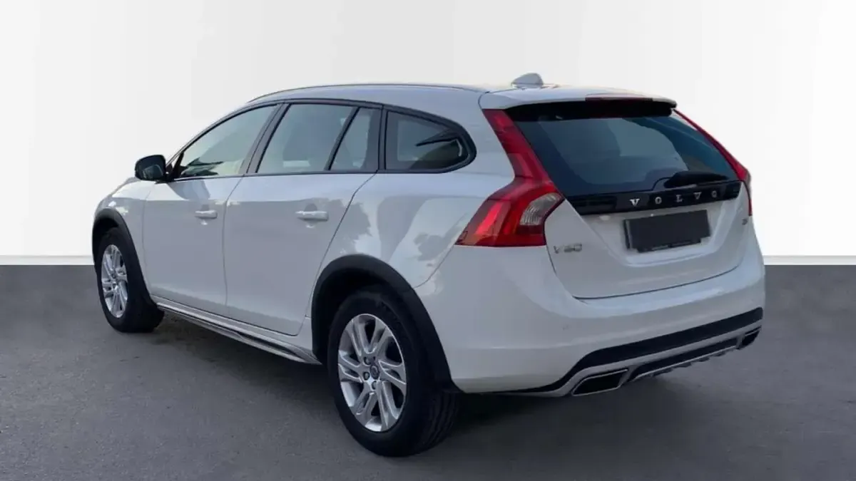 Usado Volvo V60 CC Momentum 150 CV (110 kW) 2017 Blanco Familiar
