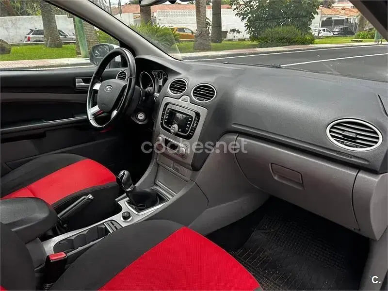 Usado Ford Focus Trend 109 CV (80 kW) 2010 Blanco Berlina