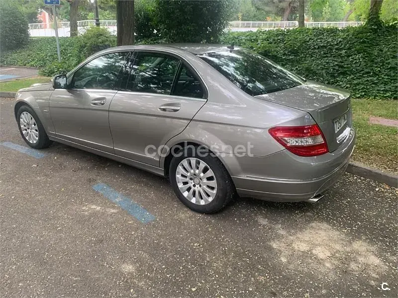 Usado Mercedes C220 Elegance 150 CV (110 kW) 2007 Gris / plata Berlina