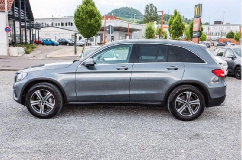 Usado Mercedes GLC300 245 CV (180 kW) 2017 Gris metalizado SUV