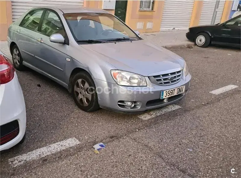 Usado Kia Cerato LX 112 CV (82 kW) 2005 Gris / plata Berlina