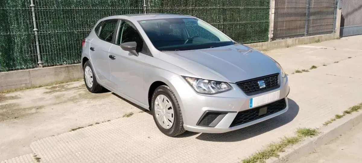 Usado Seat Ibiza Reference 95 CV (69 kW) 2019 Plateado Utilitario