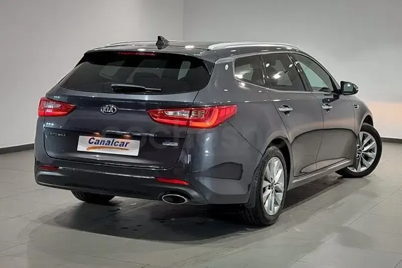 Usado Kia Optima 136 CV (100 kW) 2022 Gris / plata Familiar