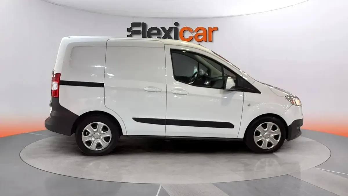 Usado Ford Tourneo Courier Trend 100 CV (73 kW) 2018 Blanco Monovolumen