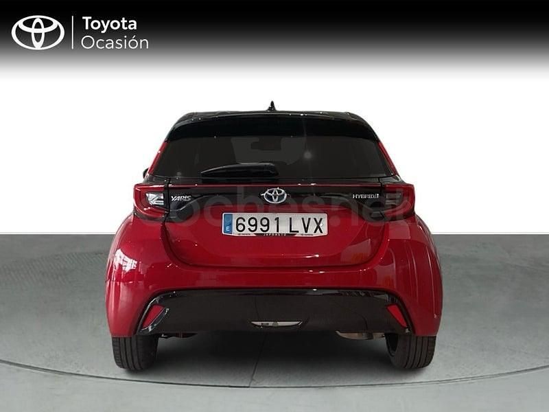 Usado Toyota Yaris Hybrid Plus 116 CV (85 kW) 2022 Rojo Berlina