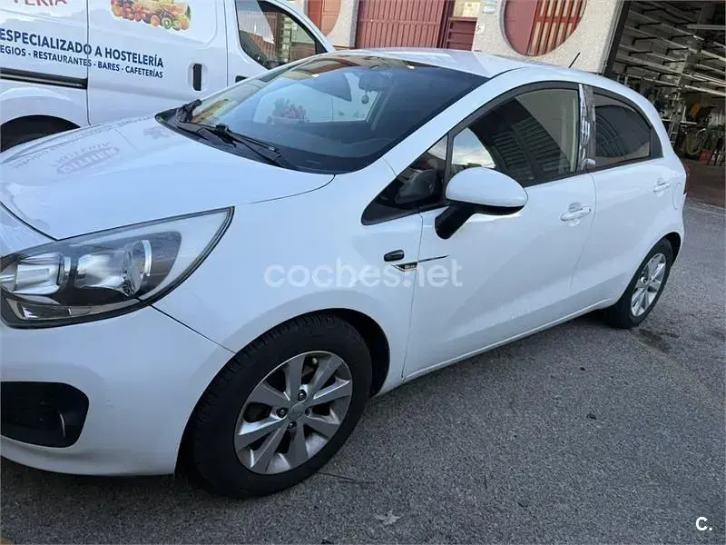 Usado Kia Rio 85 CV (62 kW) 2014 Blanco Berlina