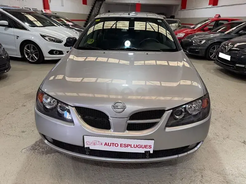 Usado Nissan Almera Visia 98 CV (72 kW) 2003 Gris / plata Berlina