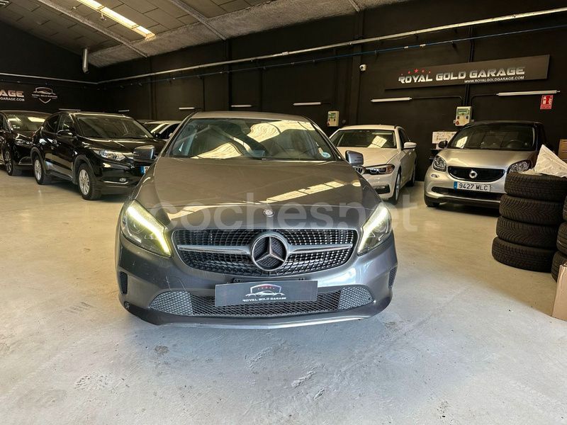 Usado Mercedes A180 Style 109 CV (80 kW) 2016 Gris / plata Berlina