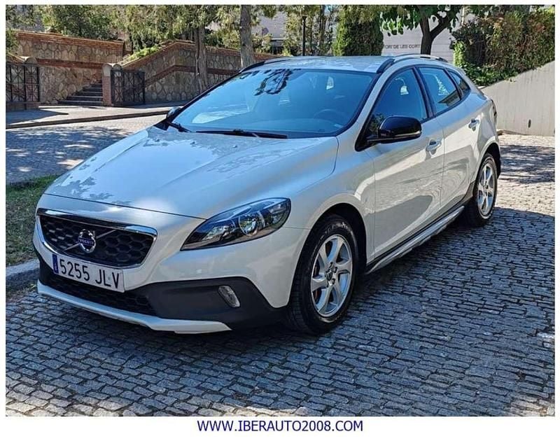 Usado Volvo V40 Momentum 120 CV (88 kW) 2016 Blanco SUV