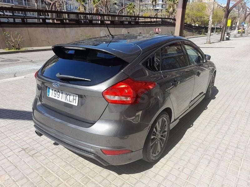 Usado Ford Focus ST-Line 125 CV (91 kW) 2018 Gris / plata Berlina