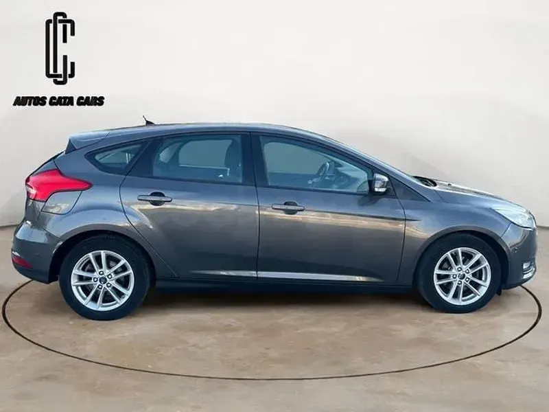 Usado Ford Focus Trend 120 CV (88 kW) 2015 Gris / plata Berlina