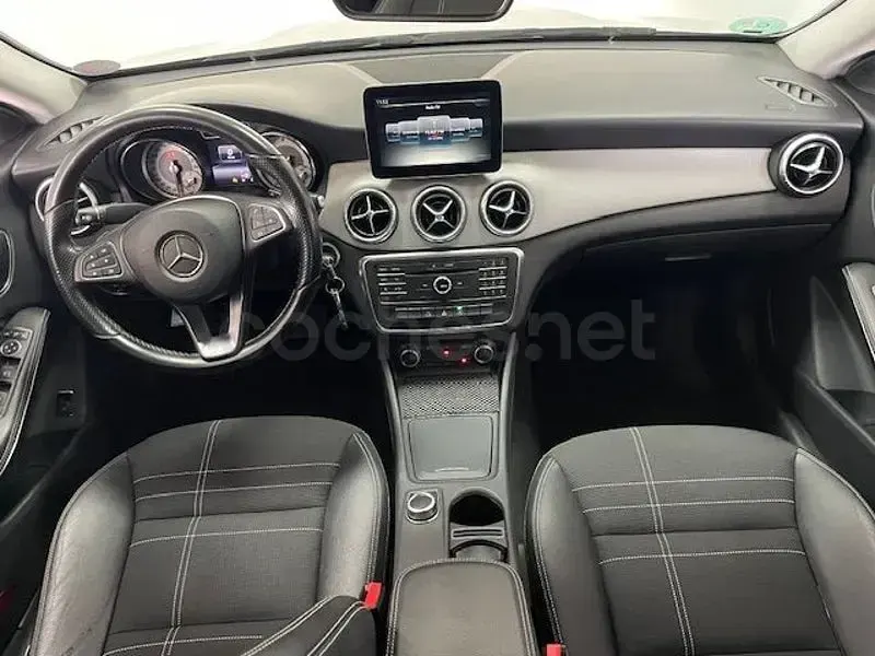 Usado Mercedes CLA200 136 CV (100 kW) 2015 Gris / plata Coupe
