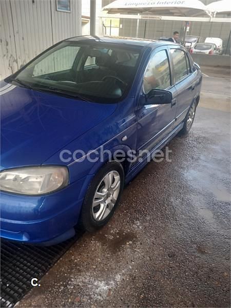 Usado Opel Astra Club 75 CV (55 kW) 2001 Azul Berlina
