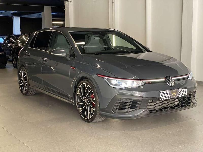 Usado VW Golf VIII GTI 300 CV (220 kW) 2022 Gris Utilitario